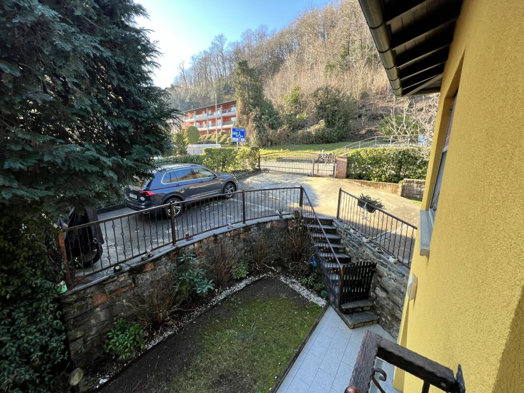 Casa Uni-bifamilare di 3.5 + 3.5 locali con giardino