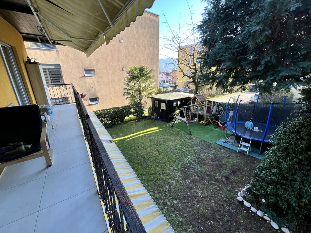 Casa Uni-bifamilare di 3.5 + 3.5 locali con giardino