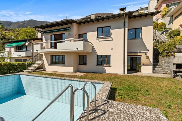 Wunderschönes 8,5-Zimmer-Doppelhaus mit Schwimmbad und atemberaubender Aussicht 1