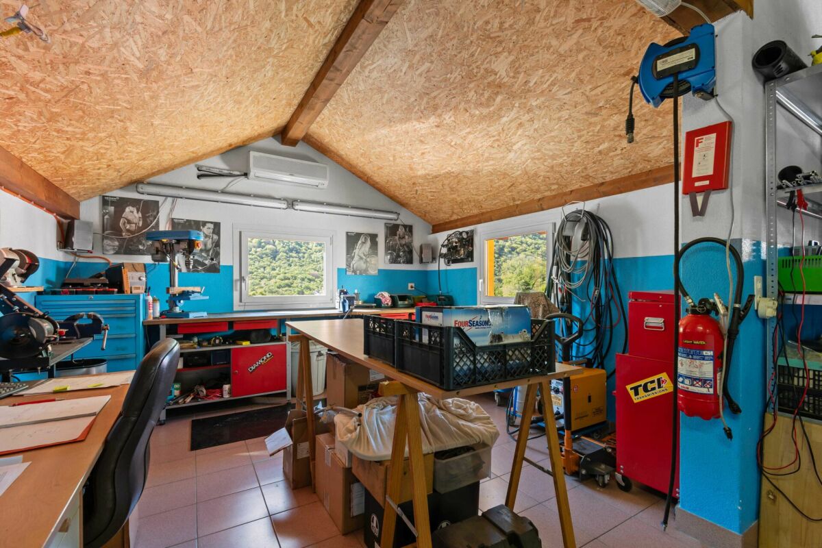 Prestigiosa villa bifamiliare con piscina, grottino, dépendance e garage con officina