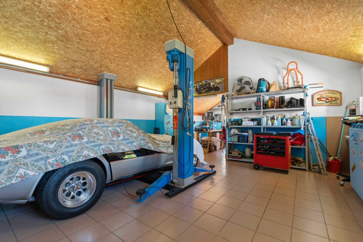 Prestigiosa villa bifamiliare con piscina, grottino, dépendance e garage con officina