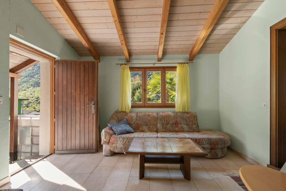 Prestigiosa villa bifamiliare con piscina, grottino, dépendance e garage con officina