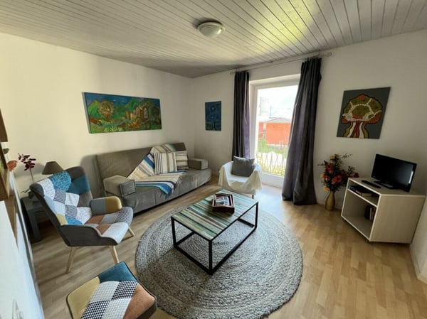 Casa bifamigliare a schiera centrale di 2 + 3.5 locali, con corte 11