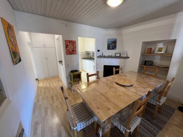 Casa bifamigliare a schiera centrale di 2 + 3.5 locali, con corte 9