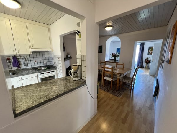 Casa bifamigliare a schiera centrale di 2 + 3.5 locali, con corte 8