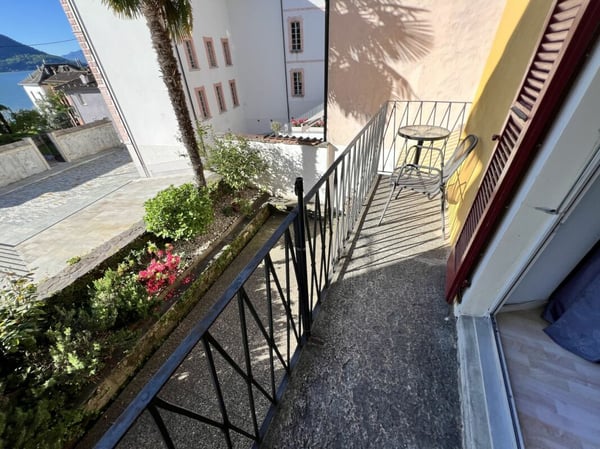 Casa bifamigliare a schiera centrale di 2 + 3.5 locali, con corte 12