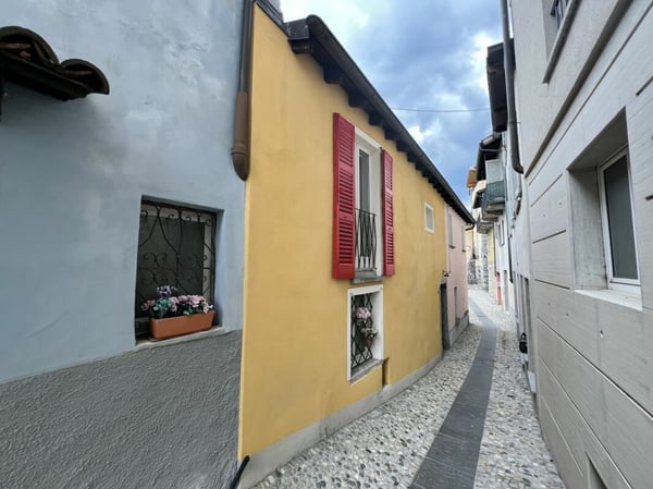 Casa bifamigliare a schiera centrale di 2 + 3.5 locali, con corte