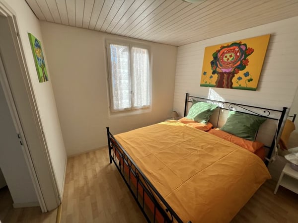 Casa bifamigliare a schiera centrale di 2 + 3.5 locali, con corte 13