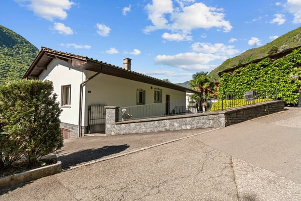 Prestigiosa villa bifamiliare con piscina e grottino 4
