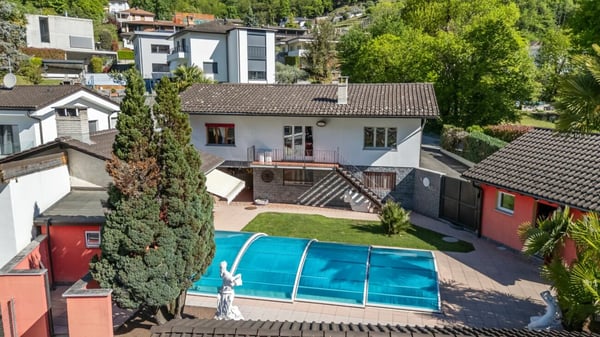 Prestigiosa villa bifamiliare con piscina e grottino 2