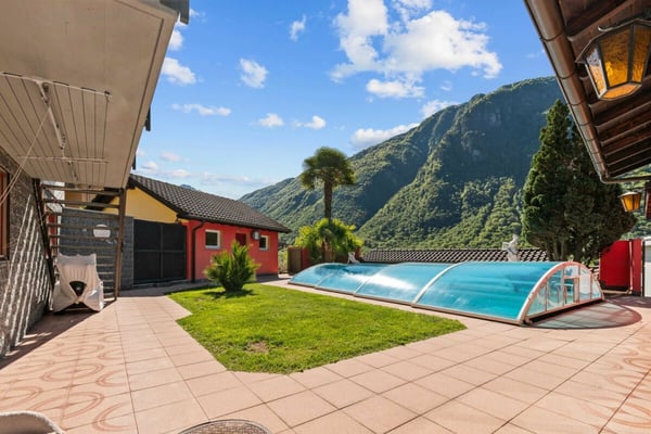 Prestigiosa villa bifamiliare con piscina e grottino 19