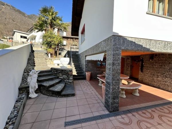 Prestigiosa villa bifamiliare con piscina e grottino 20