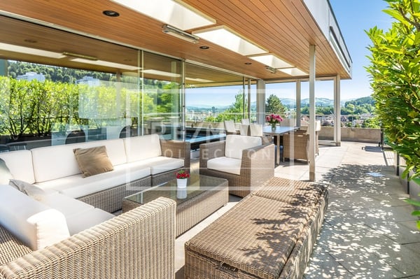 Grosszügige und helle Attikawohnung mit 2-Zimmern 1