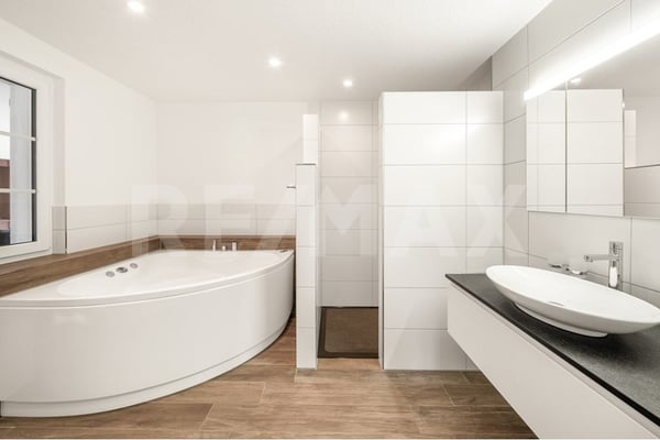 Charmante Liegenschaft mit 7 Wohnungen, 4 Pferdeboxen mit Auslauf, und luxuriösem Wellness-Refugium 7