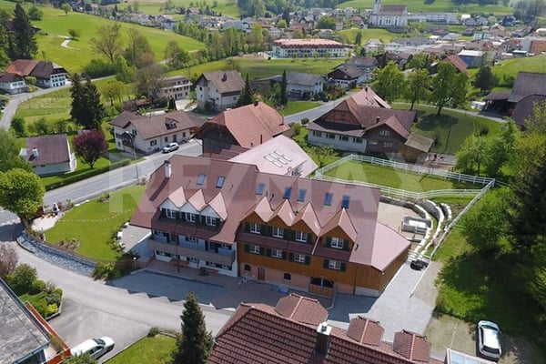 Charmante Liegenschaft mit 7 Wohnungen, 4 Pferdeboxen mit Auslauf, und luxuriösem Wellness-Refugium 2