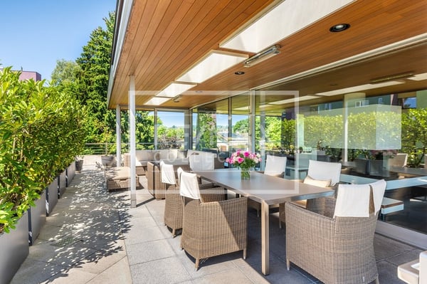 Grosszügige und helle Attikawohnung mit 2-Zimmern 4