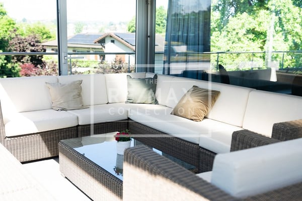 Grosszügige und helle Attikawohnung mit 2-Zimmern 10