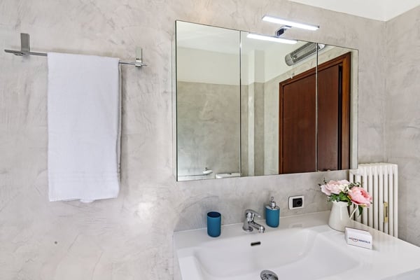 Modern 3.5-Room Apartment with Lake Proximity in Bissone (4 months minimum) 15