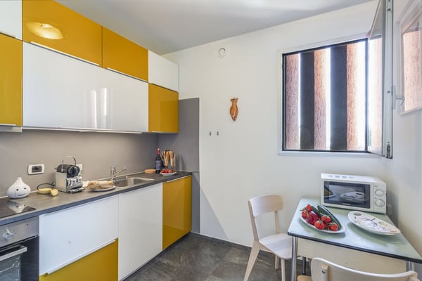 Modern 3.5-Room Apartment with Lake Proximity in Bissone (4 months minimum) 4