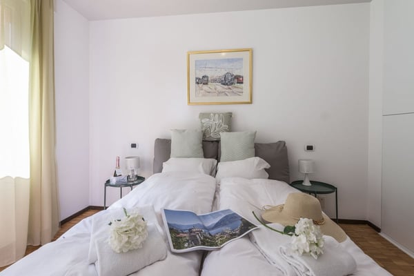 Modern 3.5-Room Apartment with Lake Proximity in Bissone (4 months minimum) 14