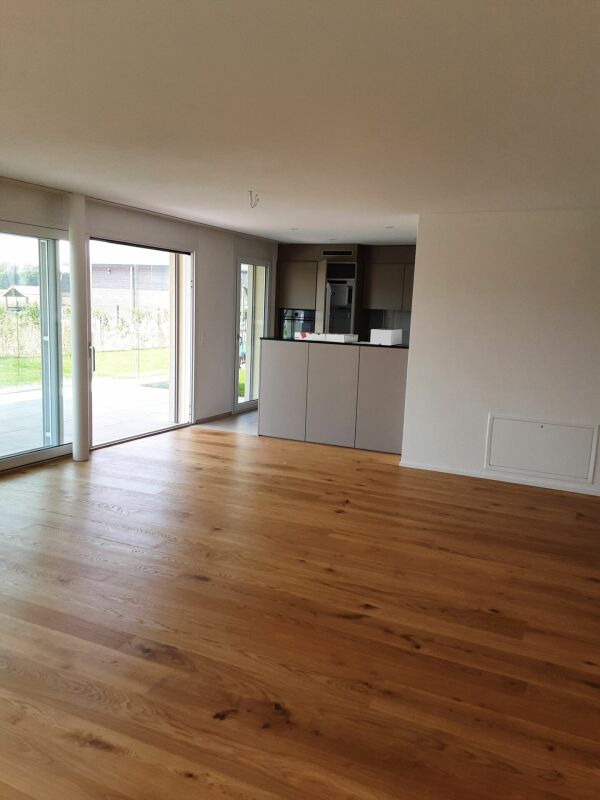 Grosszügige 3.5-Zimmerwohnung mit Rasenfläche