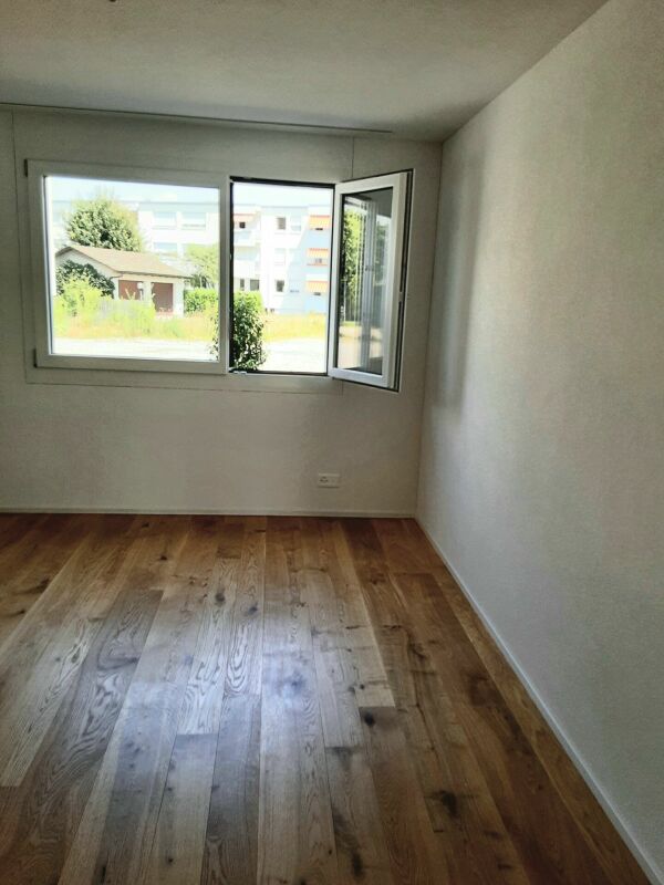 Grosszügige 3.5-Zimmerwohnung mit Rasenfläche