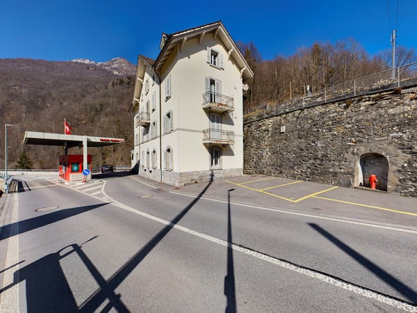 Historisches Gebäude mit mehreren Wohnungen im Herzen der Centovalli 15
