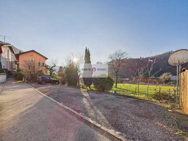 Casa di nucleo con terreno edificabile e rustico 15