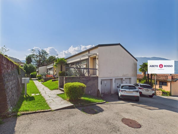 Condominio con 3 VILLETTE A SCHIERA su vista panoramica 2