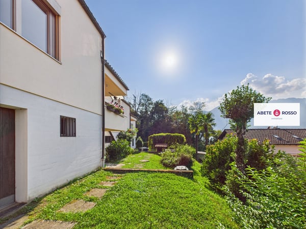 Condominio con 3 VILLETTE A SCHIERA su vista panoramica 8