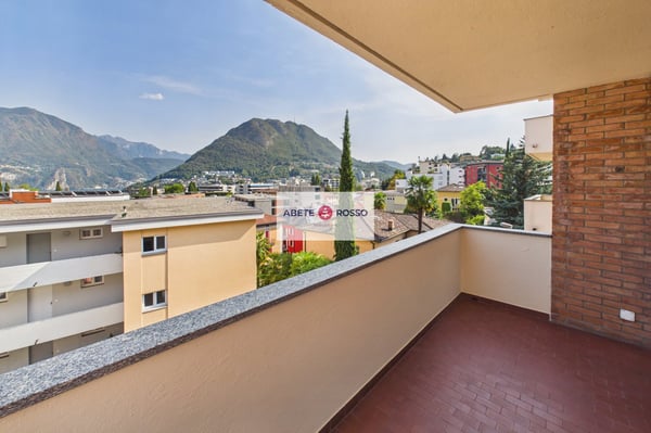 Appartamento 4 locali: rinnovato, vicino al centro cittadino, vista aperta sul lago. 6