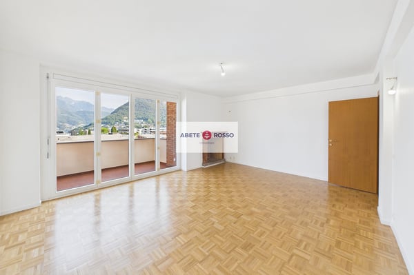 Appartamento 4 locali: rinnovato, vicino al centro cittadino, vista aperta sul lago. 8