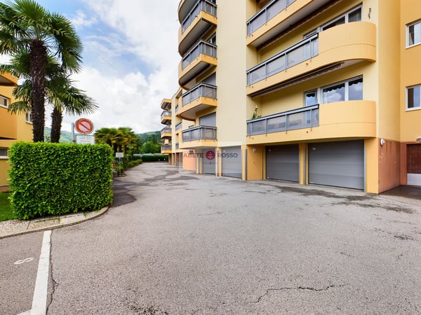 Appartamento rinnovato: aria condizionata, zona tranquilla, residenza con piscina, vicino a Lugano.