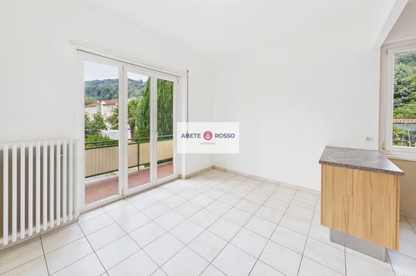Casa con 2 appartamenti e giardino, in zona strategica, con prospettive di miglioramento 6