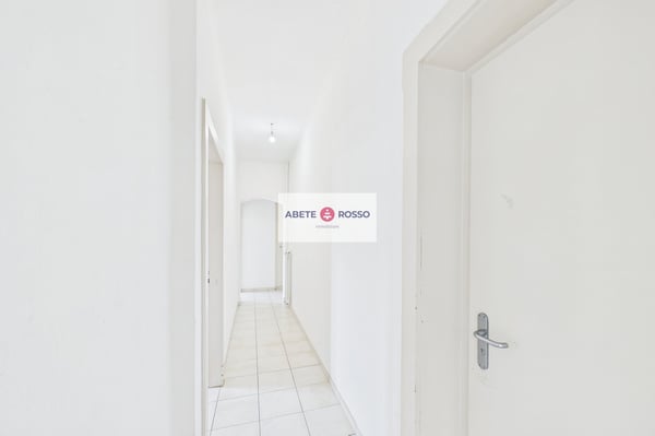 Casa con 2 appartamenti e giardino, in zona strategica, con prospettive di miglioramento 4