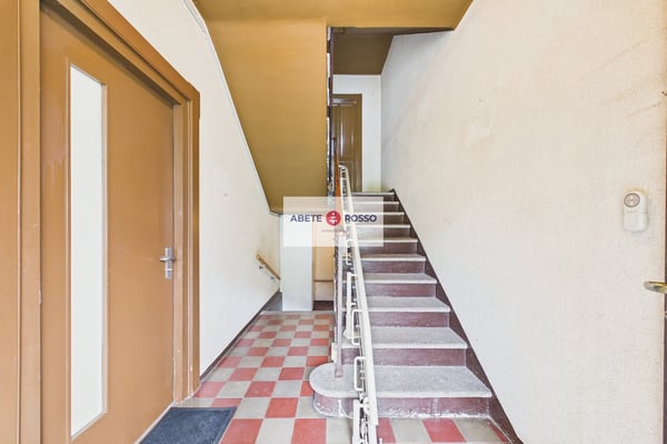 Casa con 2 appartamenti e giardino, in zona strategica, con prospettive di miglioramento 3