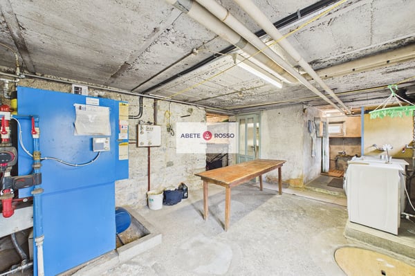 Casa con 2 appartamenti e giardino, in zona strategica, con prospettive di miglioramento 24