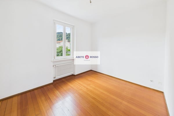 Casa con 2 appartamenti e giardino, in zona strategica, con prospettive di miglioramento 5