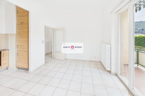 Casa con 2 appartamenti e giardino, in zona strategica, con prospettive di miglioramento 10