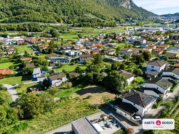 Terreno edificabile con panorama molto GENEROSO in un quartiere residenziale 9