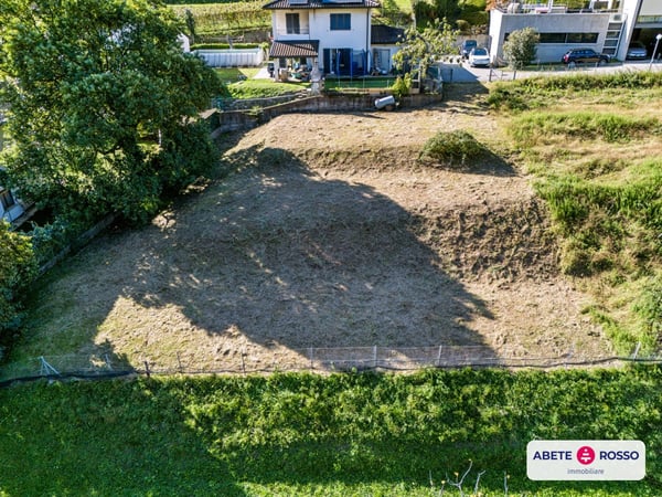 Terreno edificabile con panorama molto GENEROSO in un quartiere residenziale 3