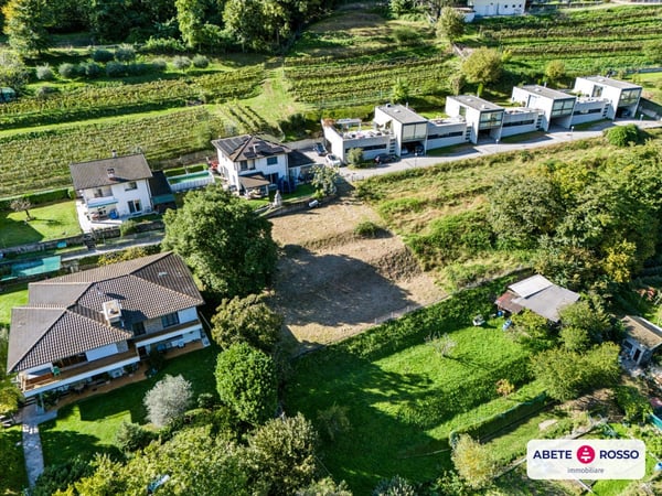 Terreno edificabile con panorama molto GENEROSO in un quartiere residenziale 2