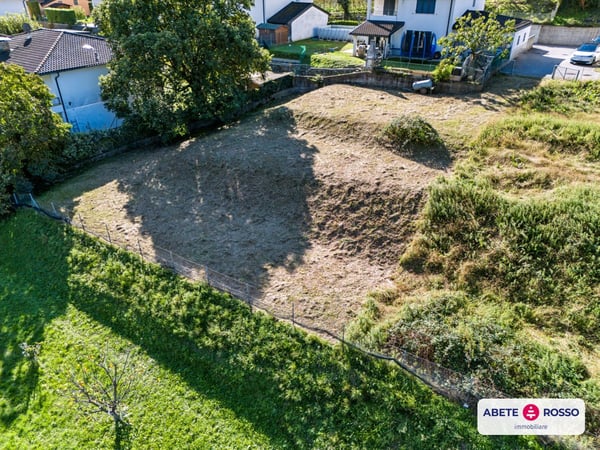 Terreno edificabile con panorama molto GENEROSO in un quartiere residenziale 4