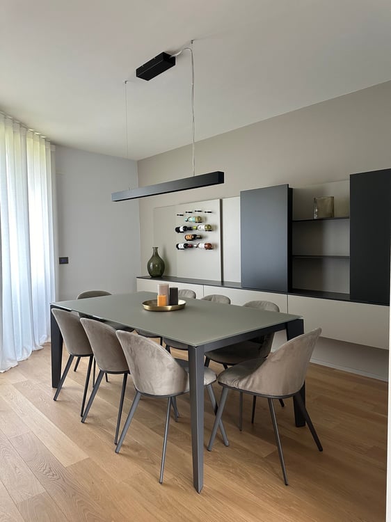 Attico duplex integralmente ristrutturato con materiali di pregio.
