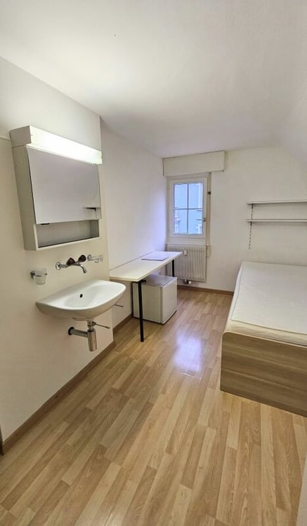 Möbliertes Mansardenzimmer in der Luzerner Neustadt 3