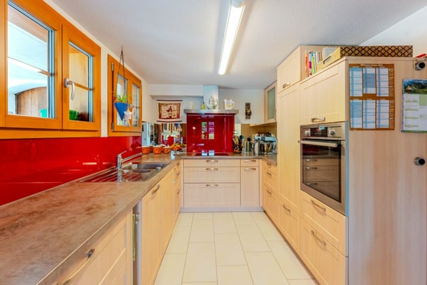 Bauernhaus mit 4 Wohnungen und Pferdestall auf grosszügigem Grundstück an bester Lage 3