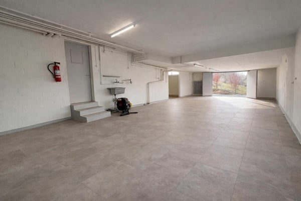Vielseitiger Gewerberaum mit 2 Parkplätzen 1