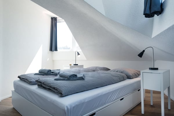 Helle 1 Zimmer Dachwohnung mit Aussicht in Zürich Wiedikon 17