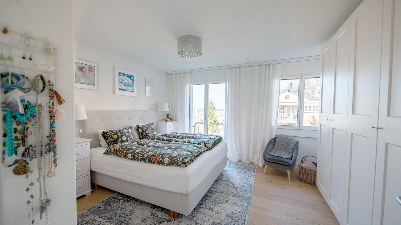 Neuwertige und sehr gepflegte 4.5-Zimmer-Dachwohnung an Hanglage mit Weitblick