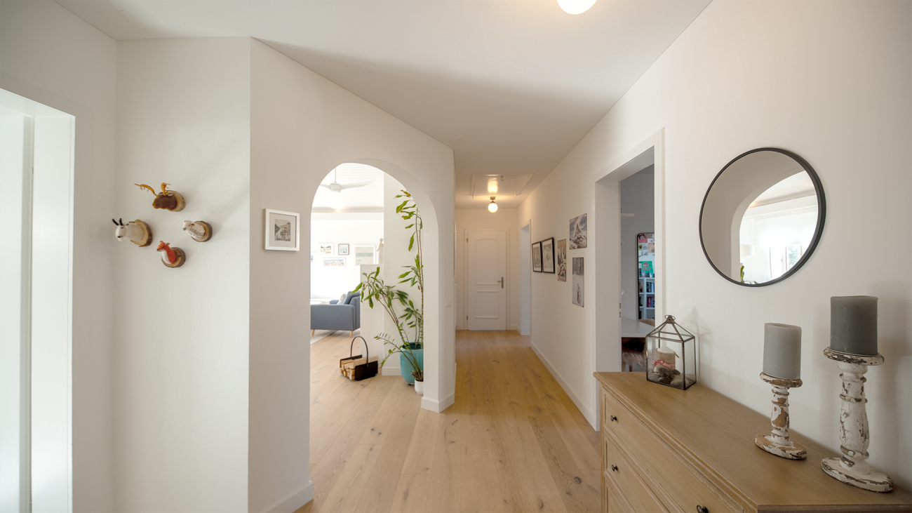 Neuwertige und sehr gepflegte 4.5-Zimmer-Dachwohnung an Hanglage mit Weitblick